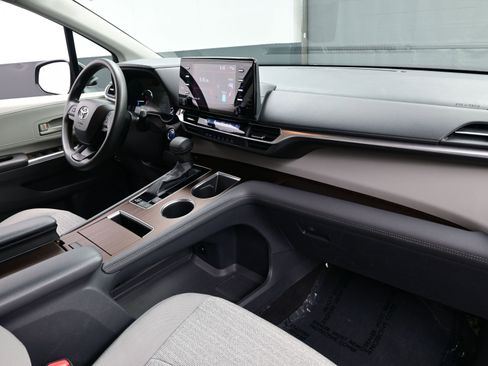Used 2022 Toyota Sienna LE image 15