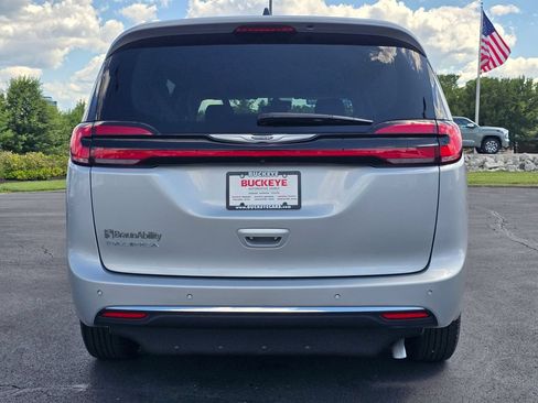 Used 2023 Chrysler Pacifica Touring-L FWD image 7