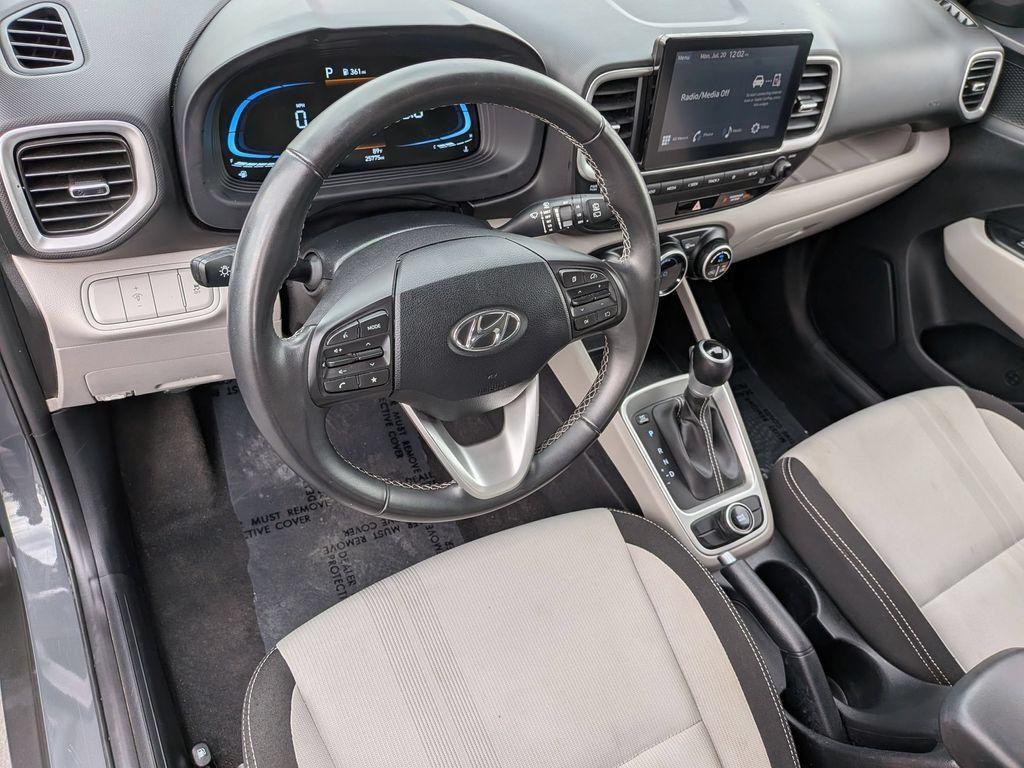 Used 2025 Hyundai Venue SEL FWD image 16