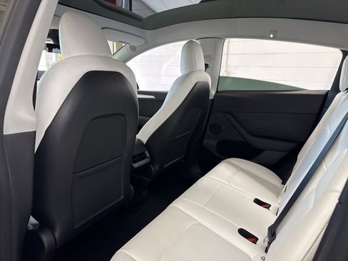 Used 2022 Tesla Model Y Long Range image 42