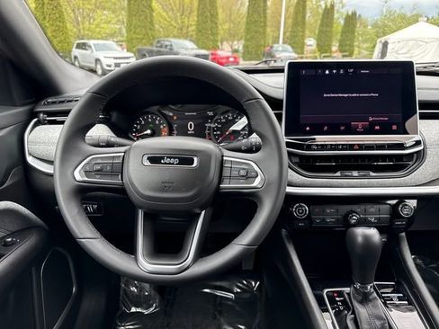 Used 2024 Jeep Compass Latitude AWD/4WD image 19