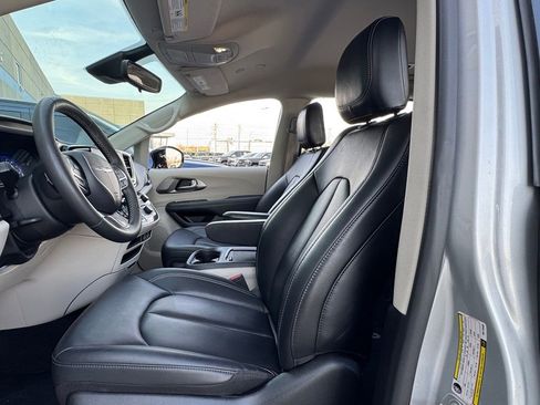 Used 2024 Chrysler Pacifica Touring-L image 19
