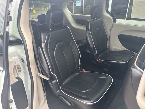Used 2022 Chrysler Pacifica Limited AWD/4WD image 33