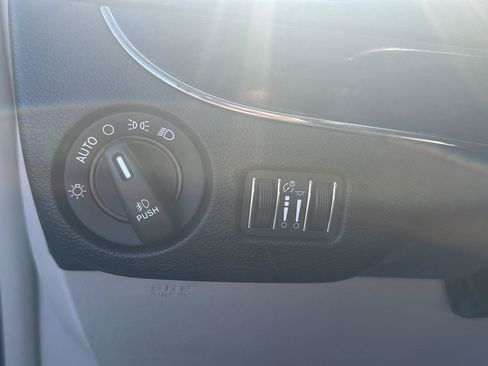 Used 2016 Chrysler Town & Country Touring w/ Driver Convenience Group FWD image 17