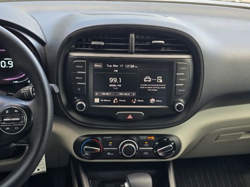 Used 2023 Kia Soul LX image 15
