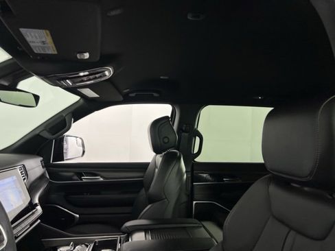 Used 2023 Jeep Wagoneer L Series III w/ Preferred Equipment Group image 19