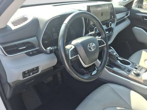 Certified 2024 Toyota Highlander Limited AWD/4WD image 7