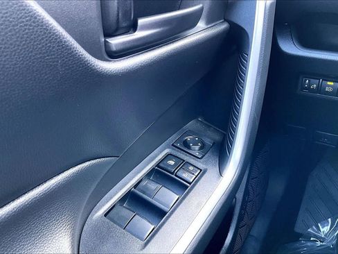 Used 2022 Toyota RAV4 LE image 32