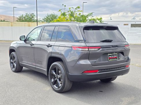 Used 2023 Jeep Grand Cherokee Limited w/ Luxury Tech Group II AWD/4WD image 5