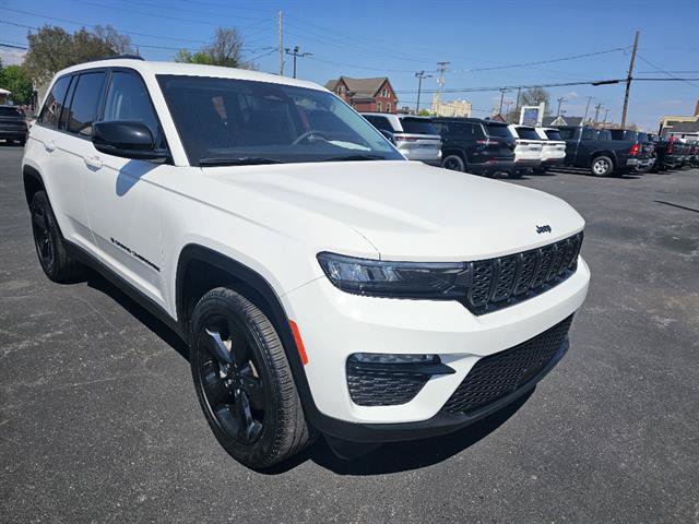 Used 2023 Jeep Grand Cherokee Limited w/ Black Appearance Package AWD/4WD image 3