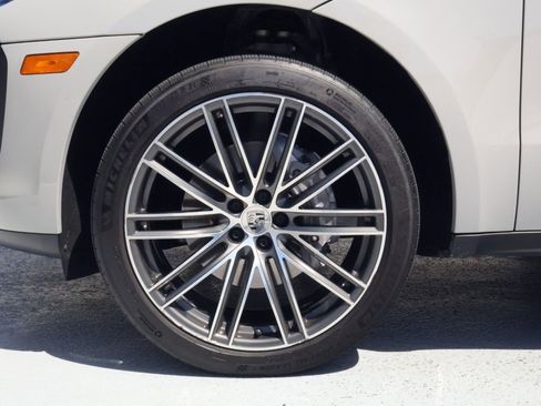 Used 2023 Porsche Macan AWD/4WD image 27