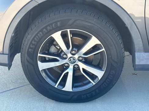 Used 2018 Toyota RAV4 XLE FWD image 5
