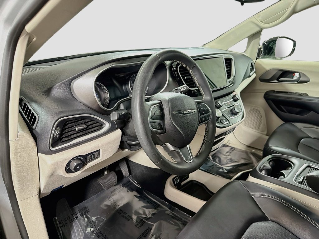 Used 2024 Chrysler Pacifica Touring-L FWD image 11