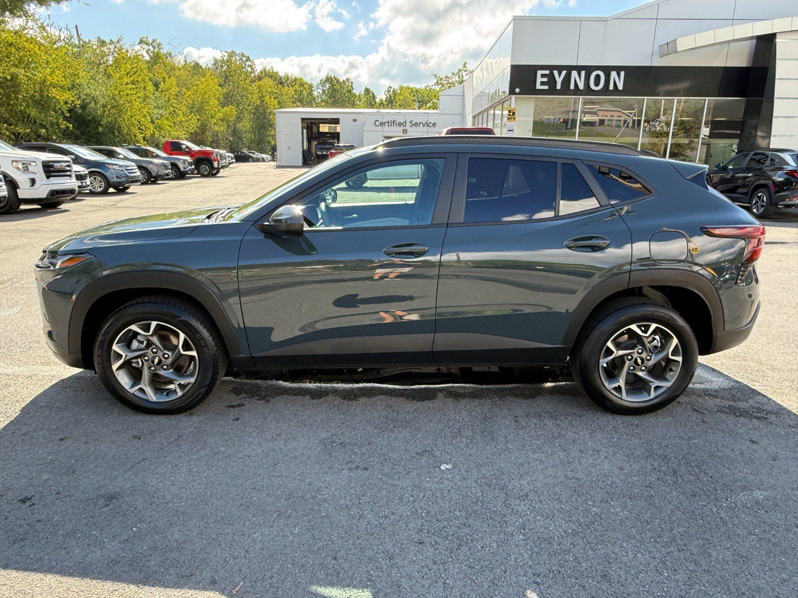 Used 2025 Chevrolet Trax LT FWD image 2