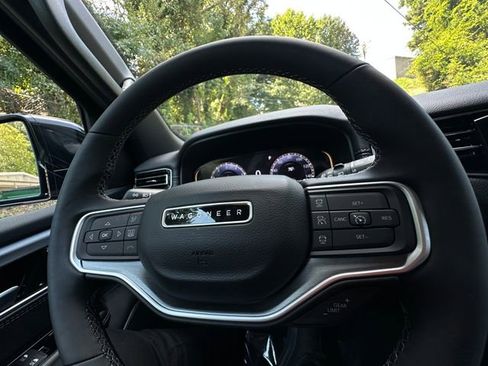 Used 2025 Jeep Wagoneer Series II image 21