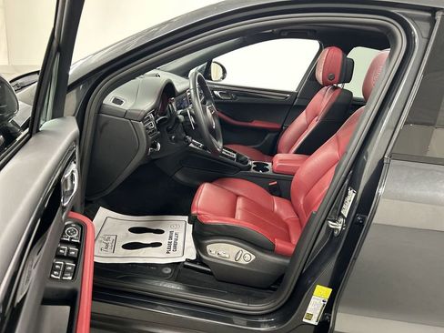 Certified 2025 Porsche Macan image 9
