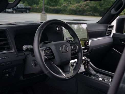 Used 2025 Lexus GX 550 w/ Accessory Package (2T) AWD/4WD image 23