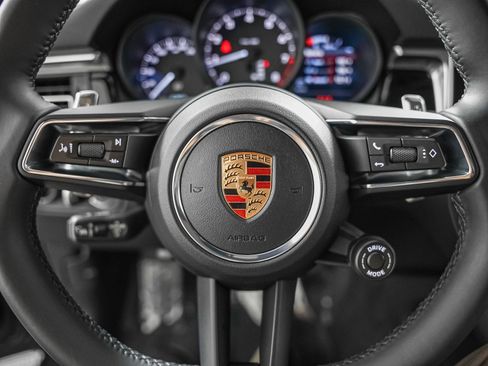 Certified 2026 Porsche Macan AWD/4WD image 17