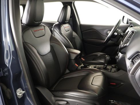 Used 2019 Jeep Cherokee Trailhawk w/ Cold Weather Group image 29