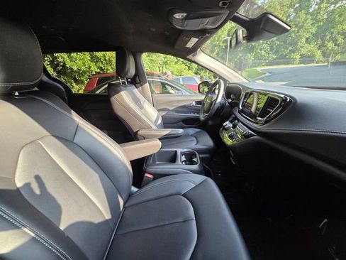 Used 2025 Chrysler Pacifica Select FWD image 10