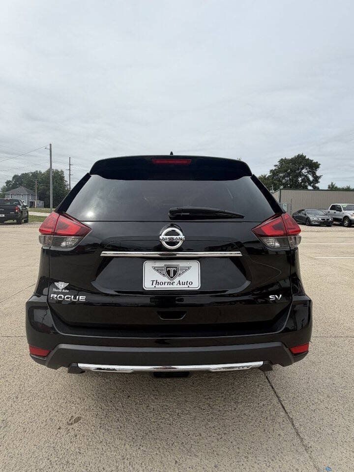 Used 2017 Nissan Rogue SV w/ SV Premium Package FWD image 4