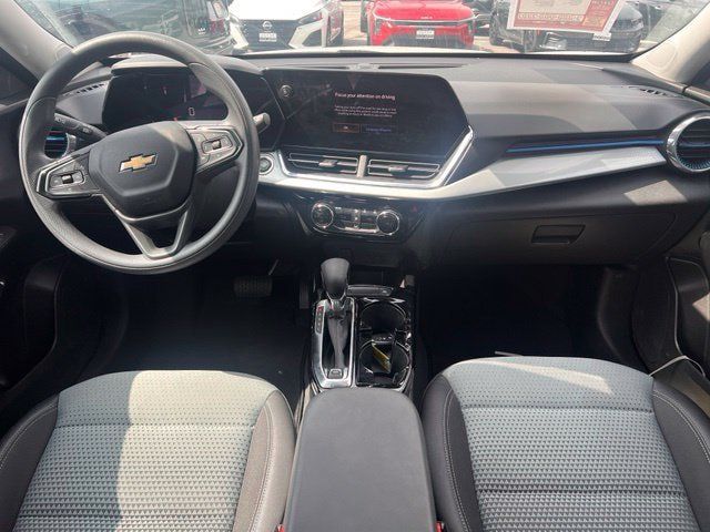 Used 2025 Chevrolet Trax LT FWD image 11