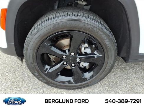 Used 2024 Jeep Grand Cherokee Altitude AWD/4WD image 11