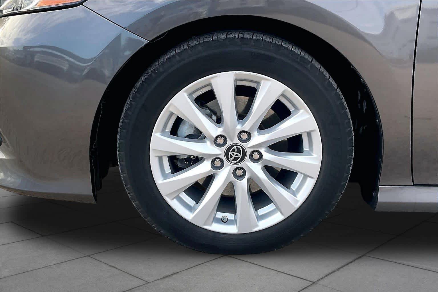 Used 2019 Toyota Camry LE FWD image 11
