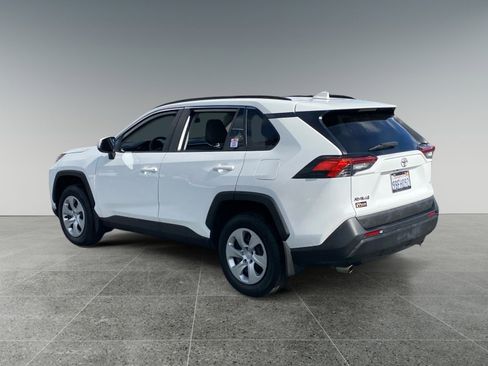 Used 2021 Toyota RAV4 LE FWD image 3