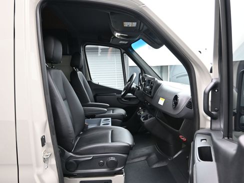 Used 2022 Mercedes-Benz Sprinter 2500 image 13