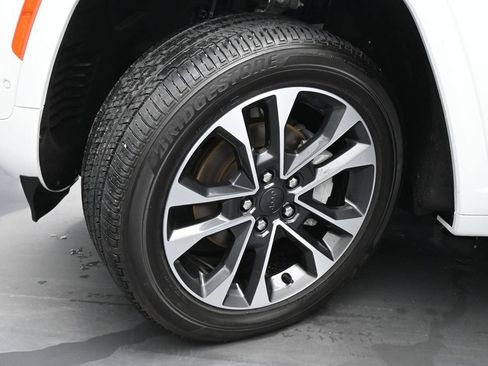 Used 2023 Jeep Grand Cherokee Overland AWD/4WD image 27