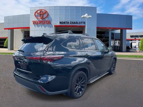 Used 2024 Toyota Highlander XLE AWD/4WD image 8