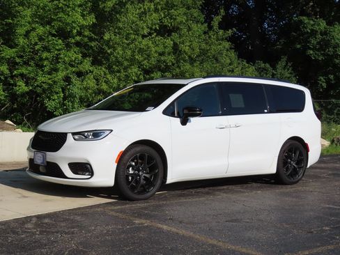 Certified 2025 Chrysler Pacifica Limited FWD image 21