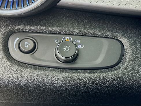 Used 2025 Chevrolet Trax LT image 16