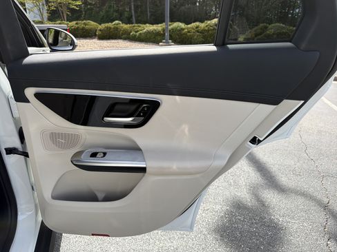 Used 2025 Mercedes-Benz GLC 350e 4MATIC image 16