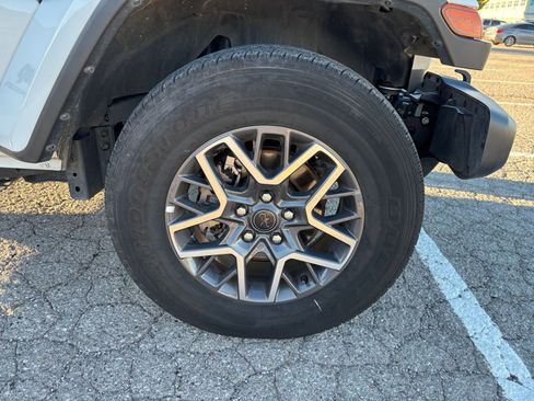 Used 2025 Jeep Wrangler Sahara image 28