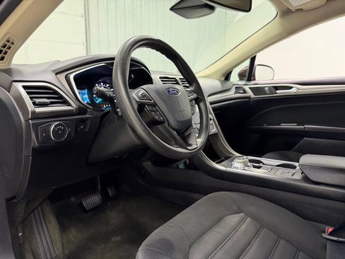 Used 2019 Ford Fusion SE image 12