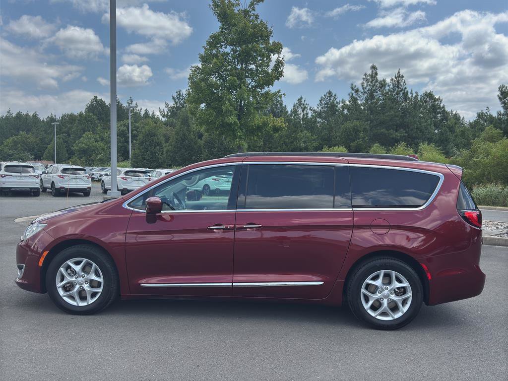 Used 2017 Chrysler Pacifica Touring-L w/ Tire & Wheel Group FWD image 4