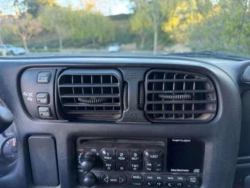 Used 2001 Chevrolet S10 Pickup LS image 14