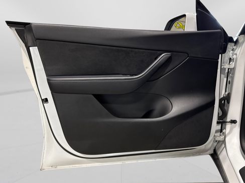 Used 2022 Tesla Model Y Long Range image 15