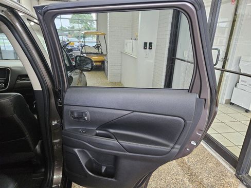 Used 2018 Mitsubishi Outlander LE FWD image 16