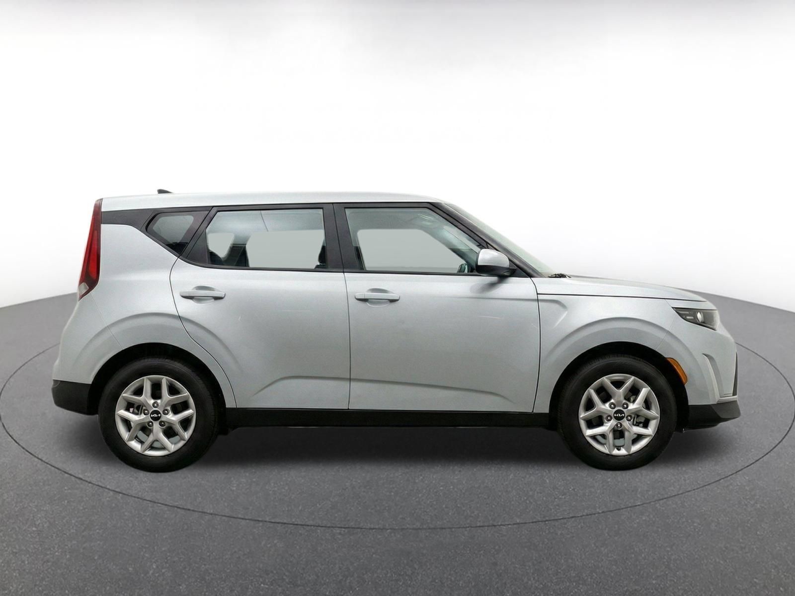 Used 2025 Kia Soul LX w/ LX Technology Package FWD image 13