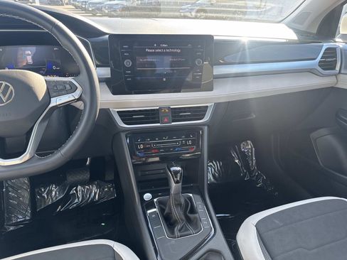 Certified 2025 Volkswagen Taos SE w/ Panoramic Sunroof Package FWD image 15