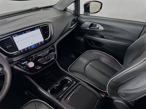 Used 2025 Chrysler Pacifica Limited FWD image 26