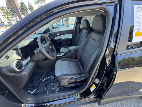 Used 2025 Chevrolet Trax LT FWD image 22