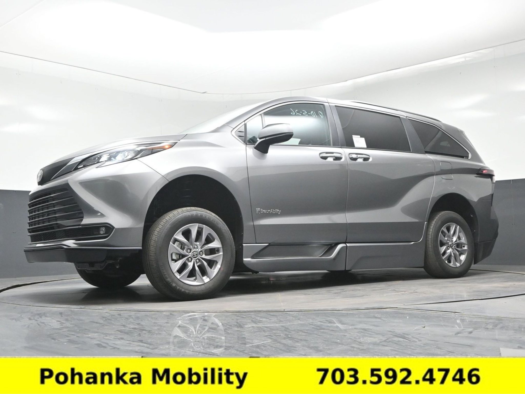 Used 2026 Toyota Sienna XLE FWD image 20