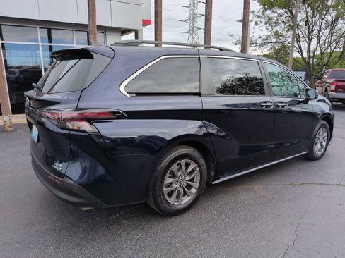 Certified 2023 Toyota Sienna XLE AWD/4WD image 5