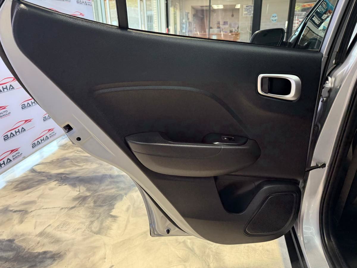 Used 2021 Hyundai Venue SE FWD image 40