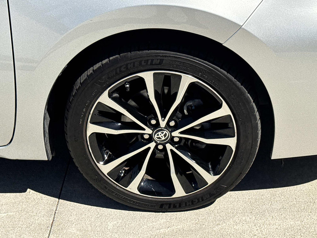 Used 2017 Toyota Corolla SE w/ SE Premium Package FWD image 30