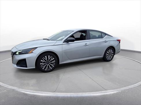 Used 2024 Nissan Altima 2.5 SV image 4